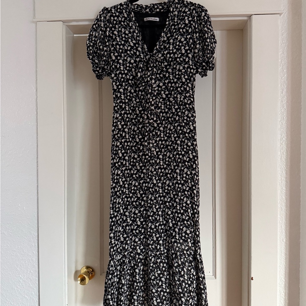 Reformation Reeds Dress: Elegant Black Floral Midi Dress - Picture 5 of 6